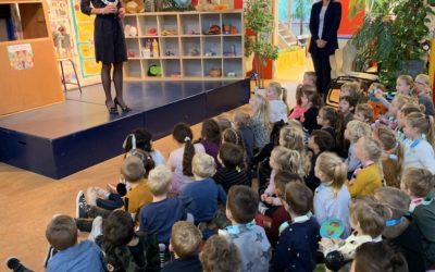 Tekeningen overhandigd aan burgemeester 