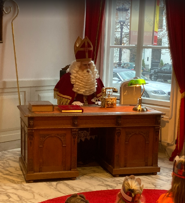 De onderbouw op bezoek bij Sinterklaas