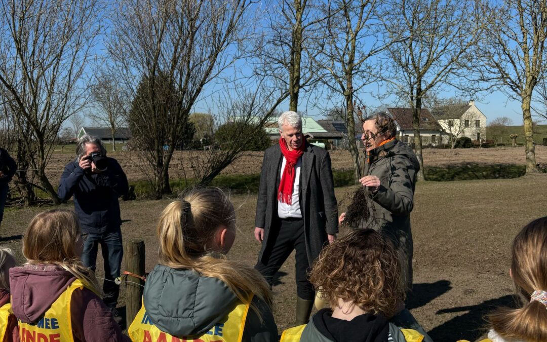 Kinderen planten bomen op ‘Boomfeestdag’